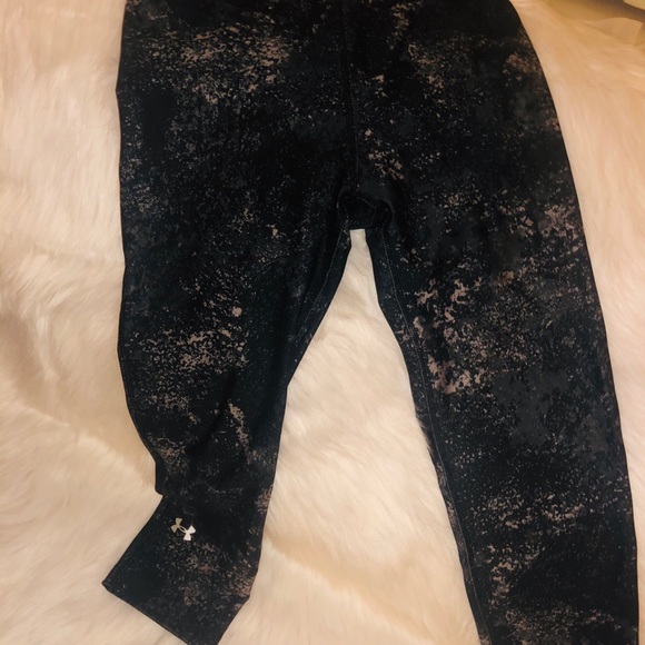 SOLD - Under Armour Womens Black Patterned Crop - Picture 5 of 7